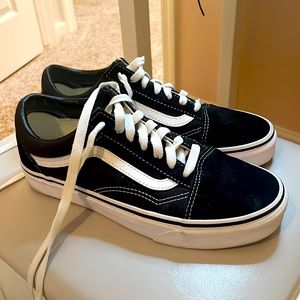 hi everyone! i’m wanting to sell these old skool vans that i have. womens size 7